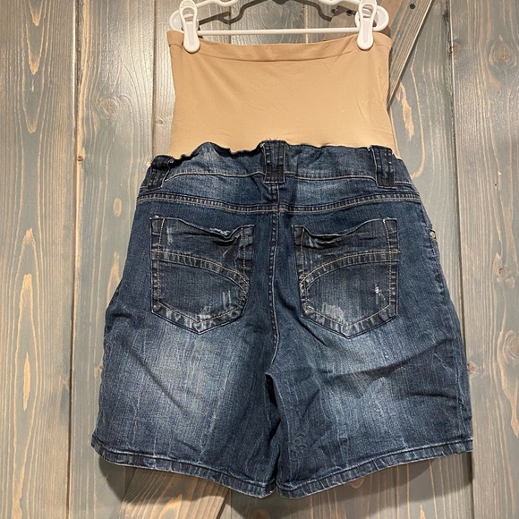 Motherhood Maternity and A Pea in the Pod: Short and Shirt Bundle Size Medium - Picture 3 of 10